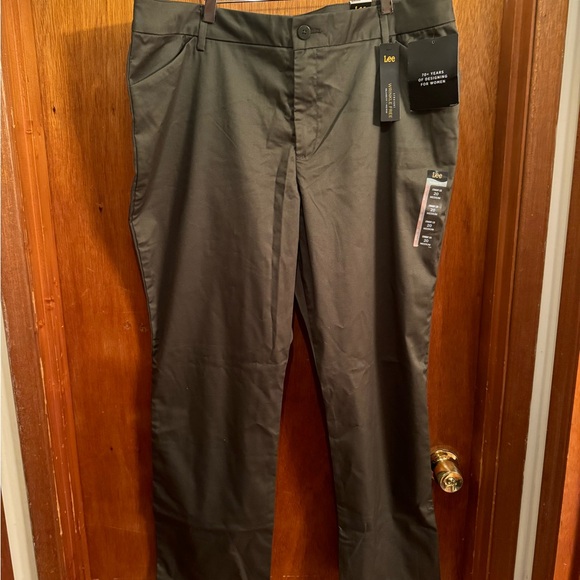 Lee straight leg, relaxed fit, mid-rise chinos in Frontier Olive, NWT - Picture 6 of 8